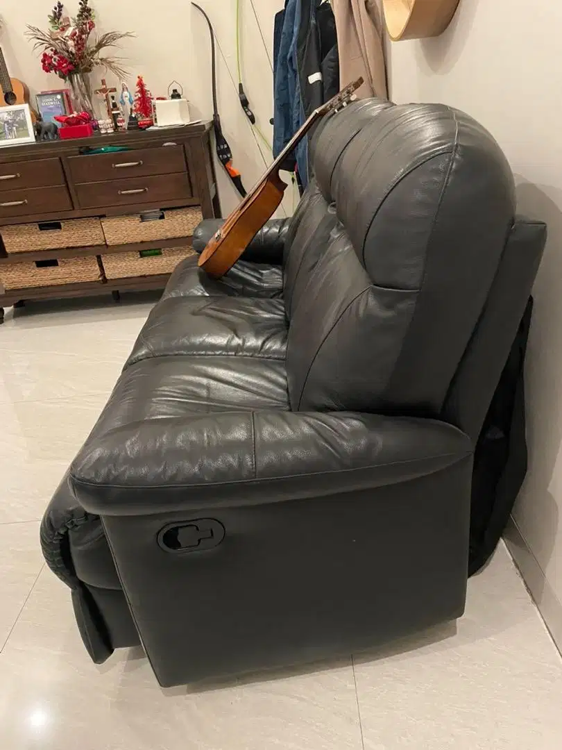 Dijual Sofa kulit asli dan dijamin masih bagus .. informa