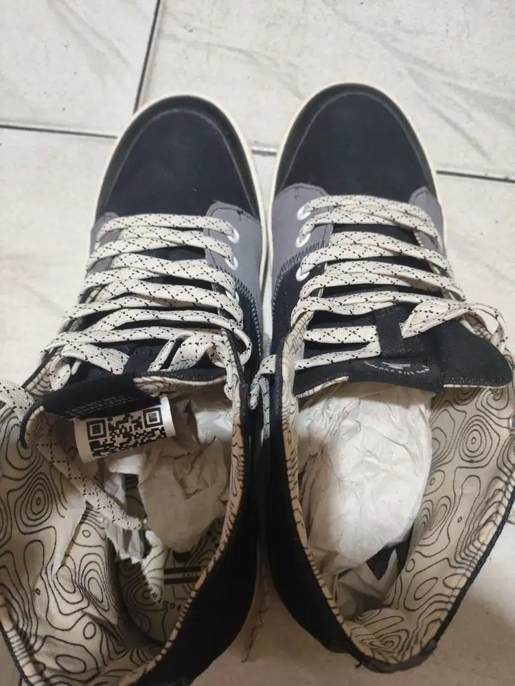 Di jual sepatu sneaker pria