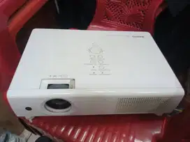 Proyektor sanyo 4000 lumen,terang,siap pakaiiap pakai