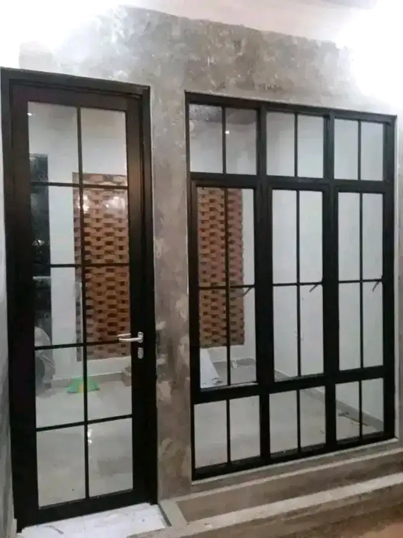 Tempahan pintu kaca, sekat ruangan dan jendela aluminium