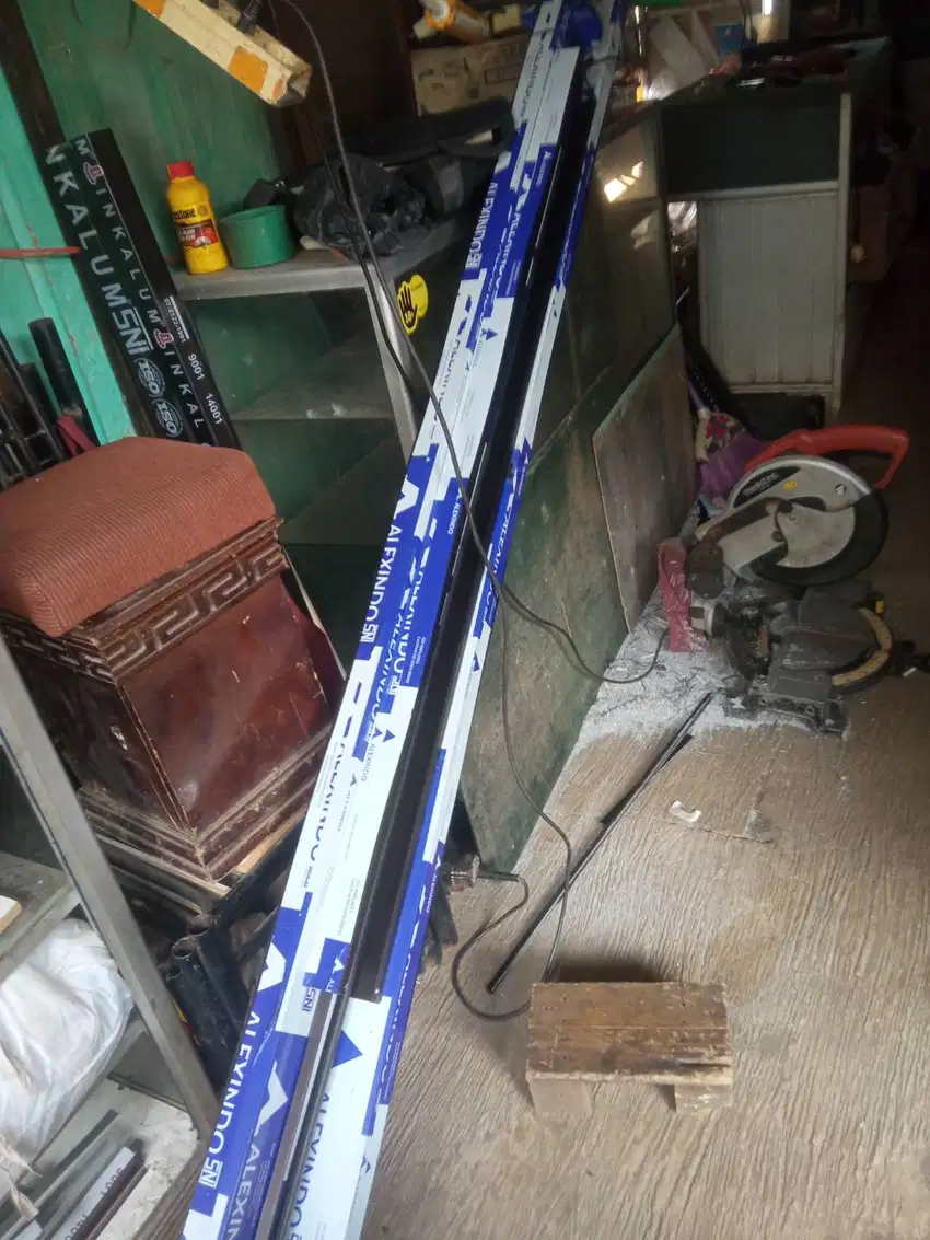 Pemasangan kusen jendela pintu alumunium