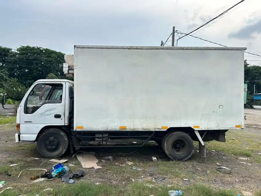 truk Isuzu elf box pendingin/reefer