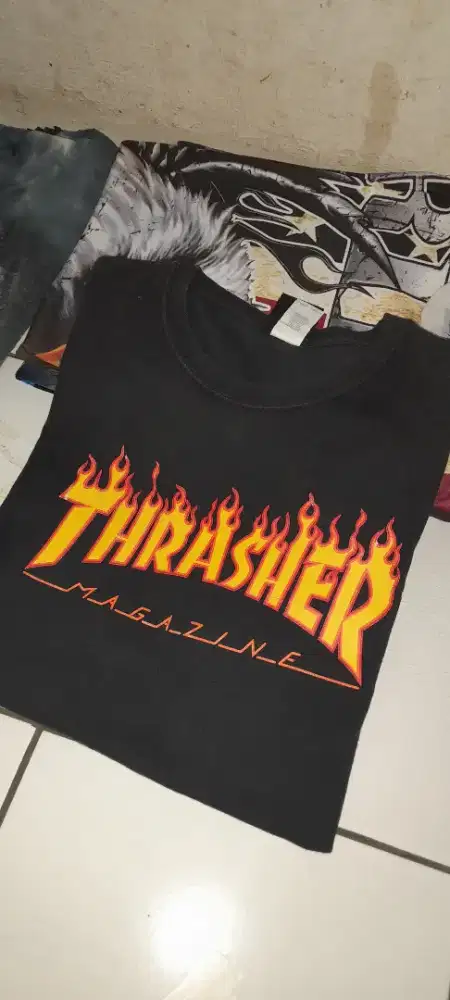 Kaos Threser hitam pekat