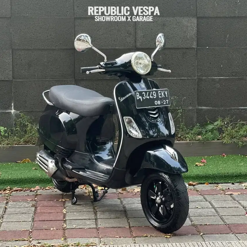 Vespa LX 125 IGET 3V TH 2017 WARNA HITAM PERFECT CONDITION.