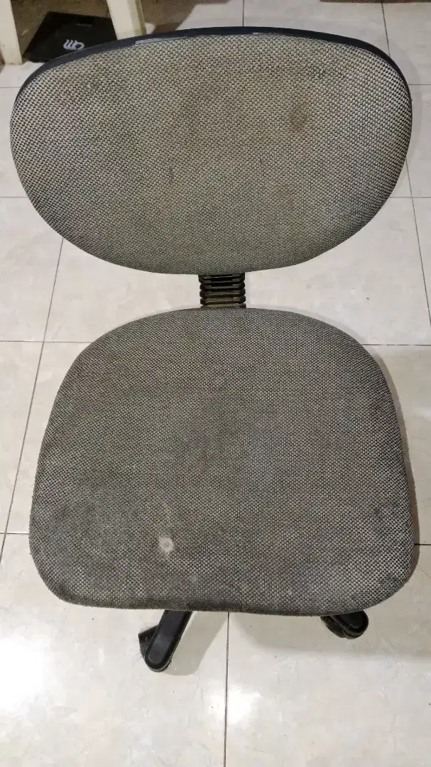 Kursi putar empuk