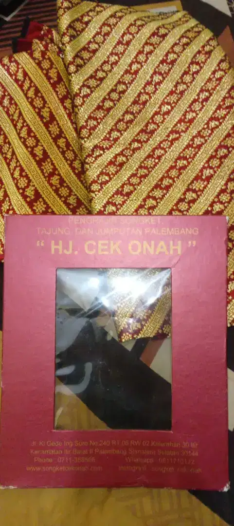 Kain songket tenun benang emas palembang