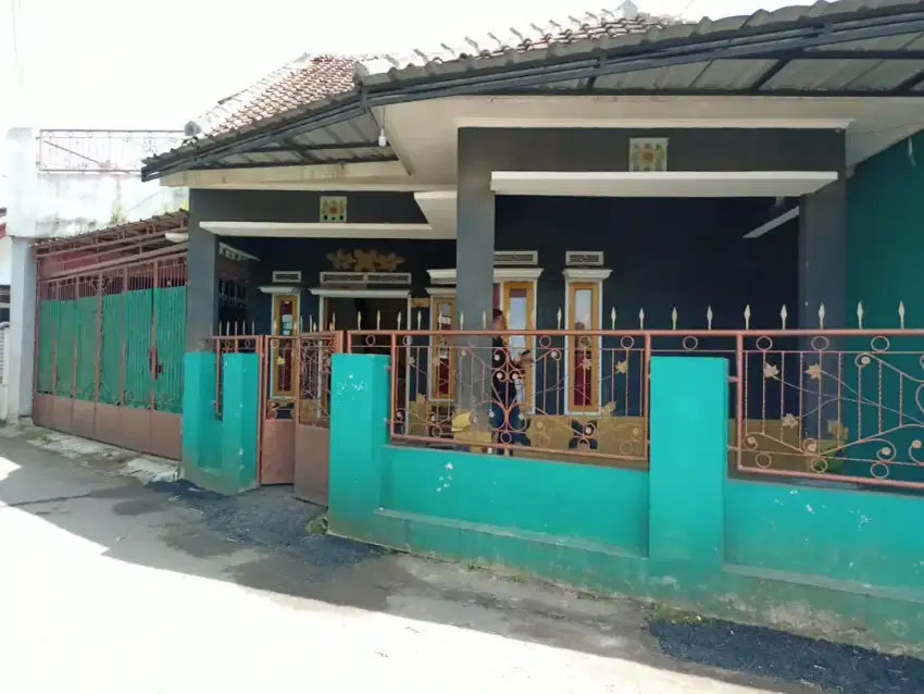 Dijual rumah siap huni pinggir jalan ada garasi