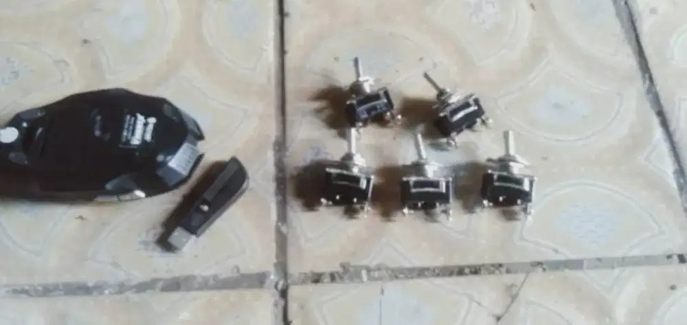 Slhkn plh slh 1 dr se paket mouse bluethut atau sblh nya brg baru cpt