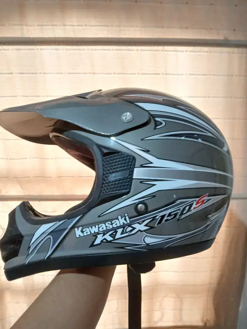 Helm trail bawaan motor KLX 150