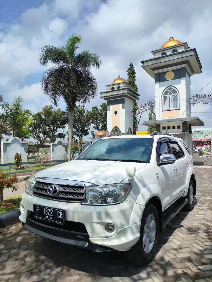 Dijual fortuner diesel metik 2011