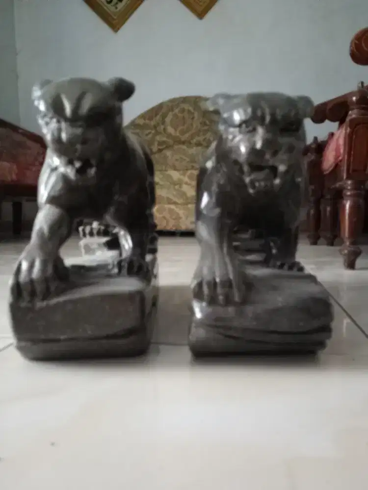 Patung harimau batu hitam