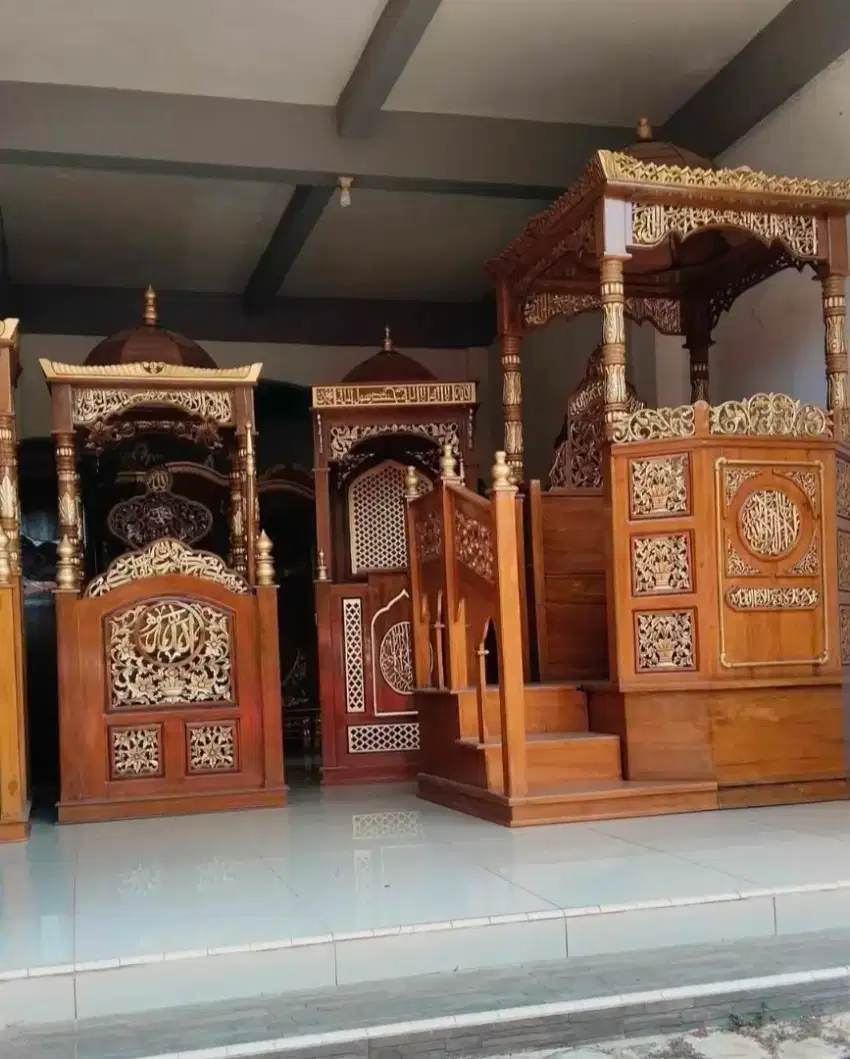 Perajin mimbar masjid