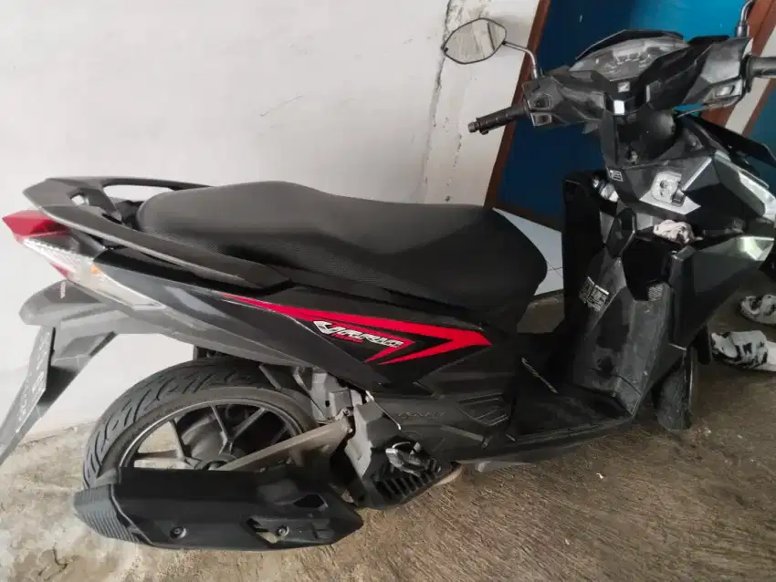 Vario 125  warna hitam