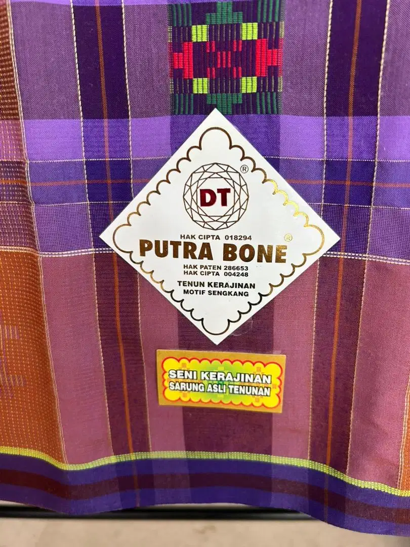 Sarung tenun asli