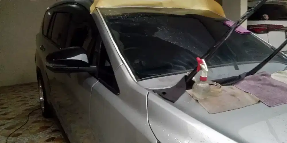 Poles kaca  mobil baret