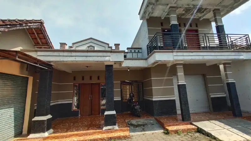 rumah dua lantai plus kios murah jalan cor