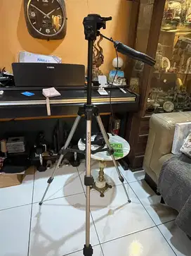 Tripod Sony,Berfungsi normal,Dapat diatur tinggi 115 cm.