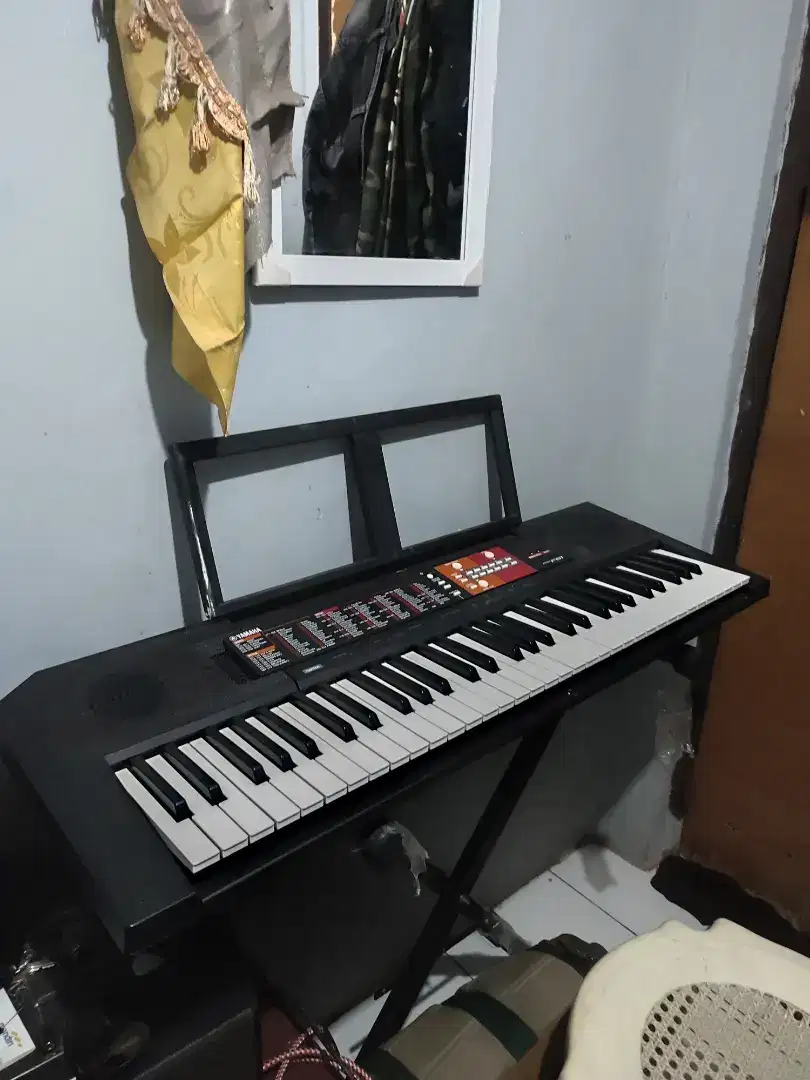 yamaha f51 free stand keyboard + book