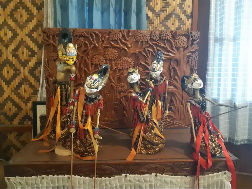 Kerajinan wayang golek + meja kaki besi