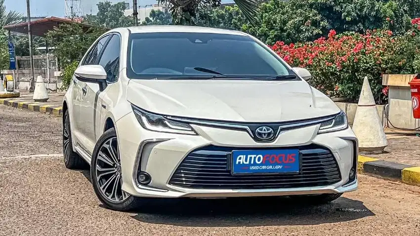 Toyota Corolla Altis 1.8L HYBRID Facelift 2019 Low Km