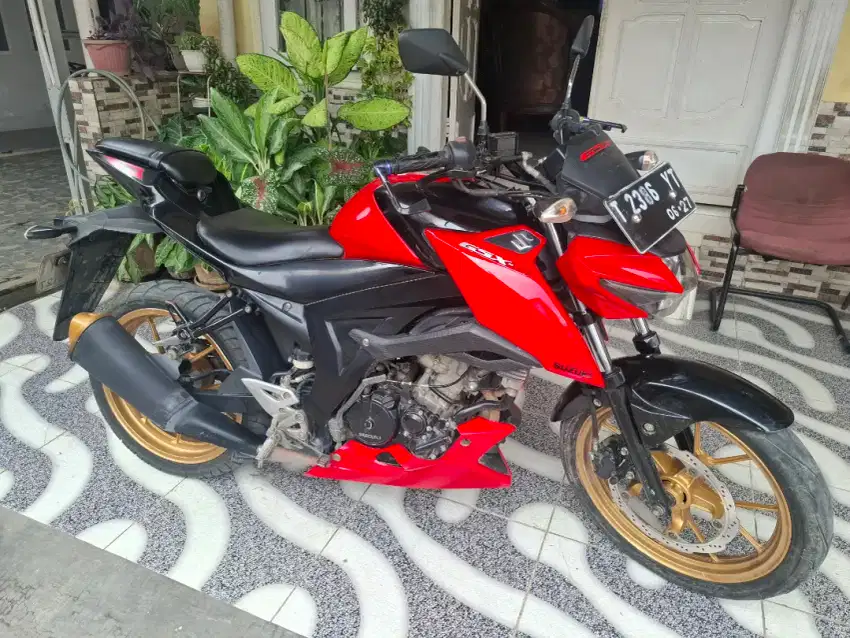 Suzuki GSX S Merah