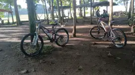 Commencal V4.2. Kondisi full bike siap ugal²an.