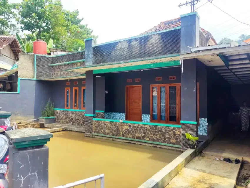 Rumah Dengan Kolam Ikan