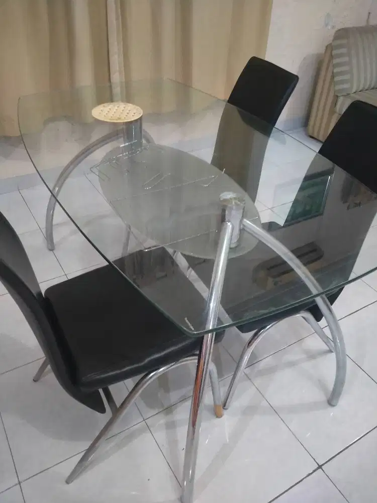 Meja Makan Kaca
