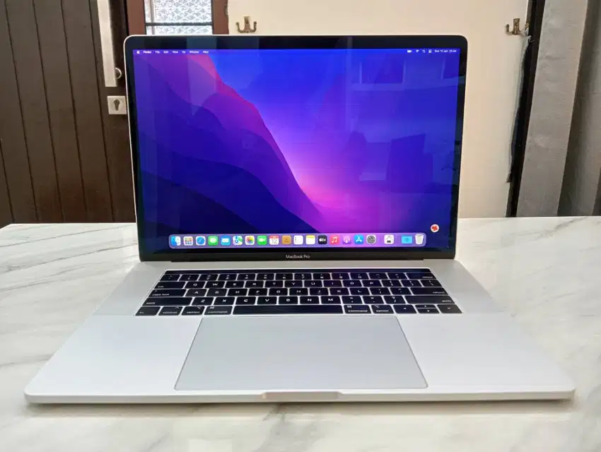 MacBook Pro Retina 2018 15in Core i7 16GB SSD 512GB Touchbar GAMING