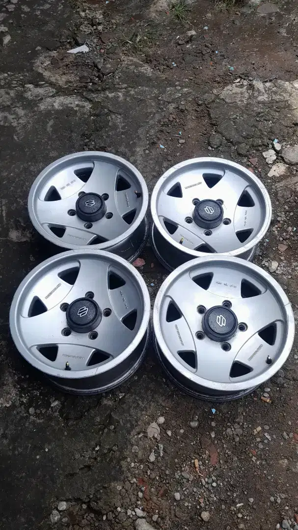 Velg oem Suzuki Escudo R15 pcd 5*139.7 lebar 7 et10..4pcs