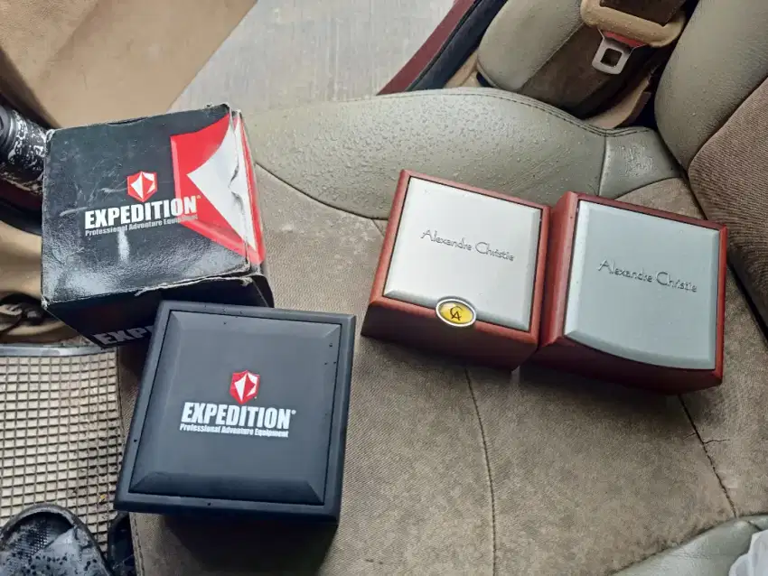 Di jual  kotak jam AC,exp,Bonia baru wa dan hp yg minat dan paham aja