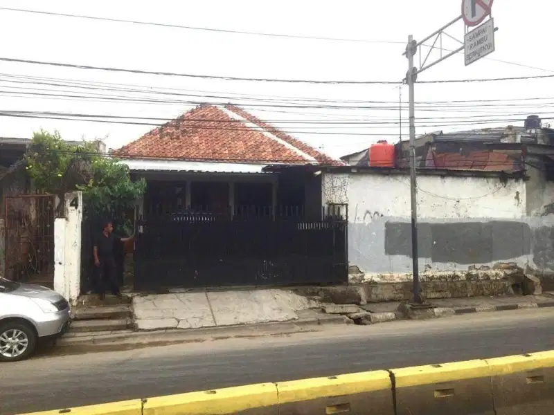 rumah tua di jalan raya lokasi strategis untuk resto,cafe, kost