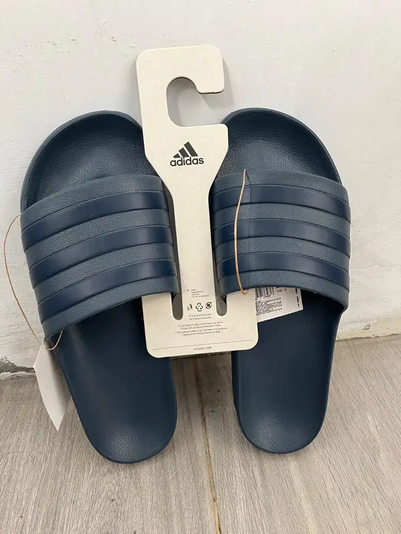 Dijual sandal adidas size 46 warna biru dongker. Bisa untuk size 45