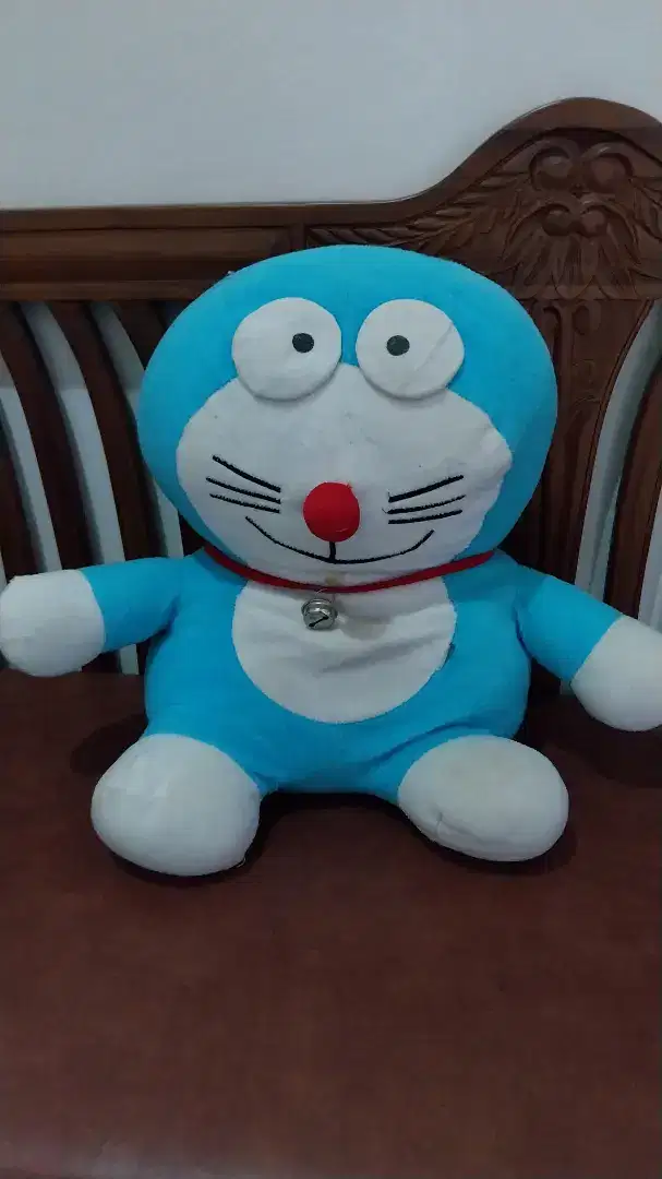 Boneka doraemon besar