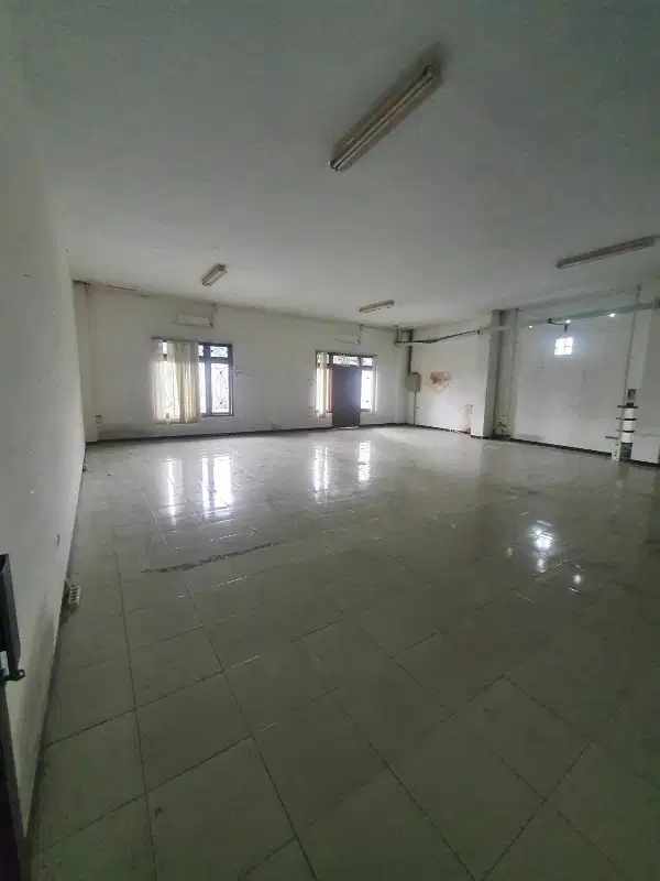 Di sewakan gedung 3 lantai + basement tengah kota jogja