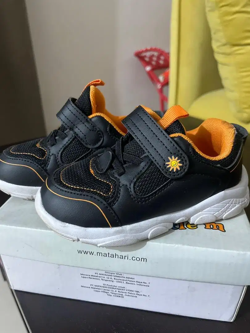 Sepatu sporti warna hitam kombinasi oren