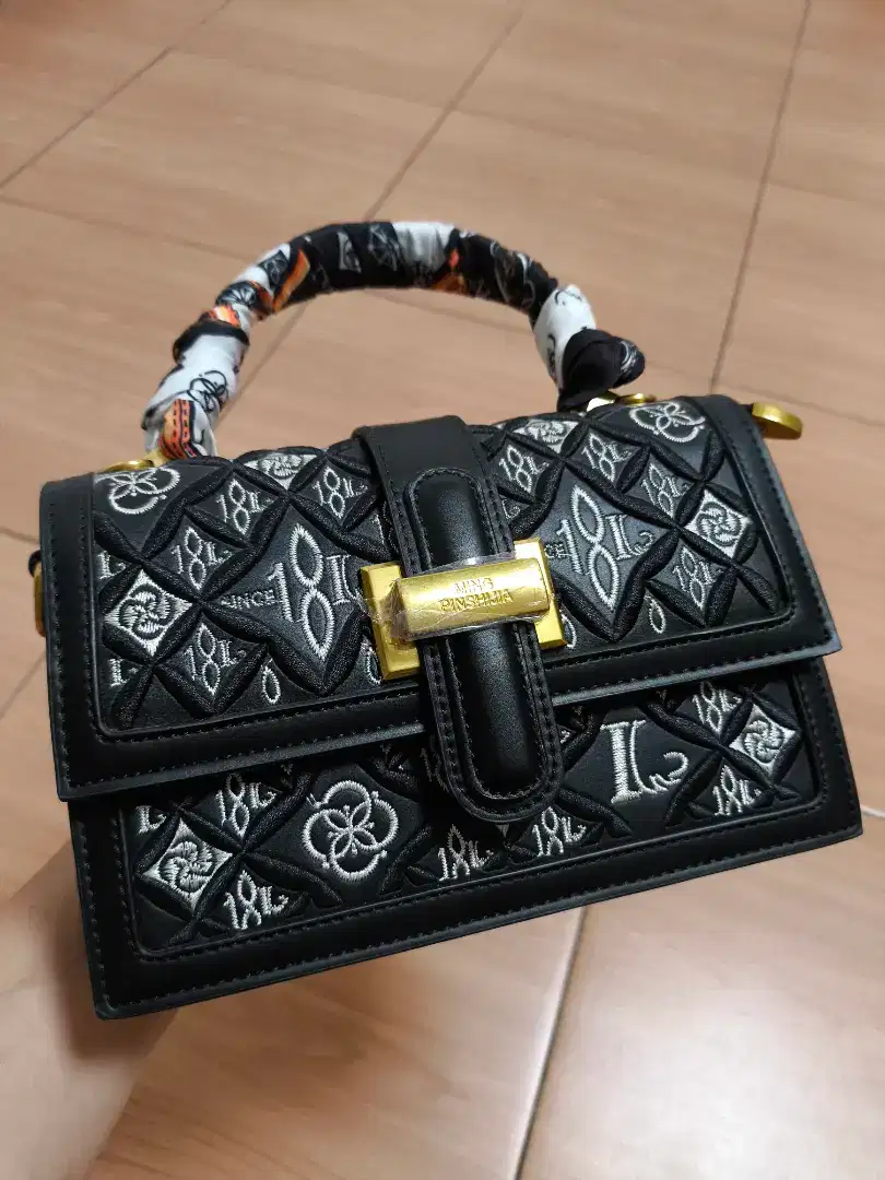 Tas cantik bordir warna hitam...