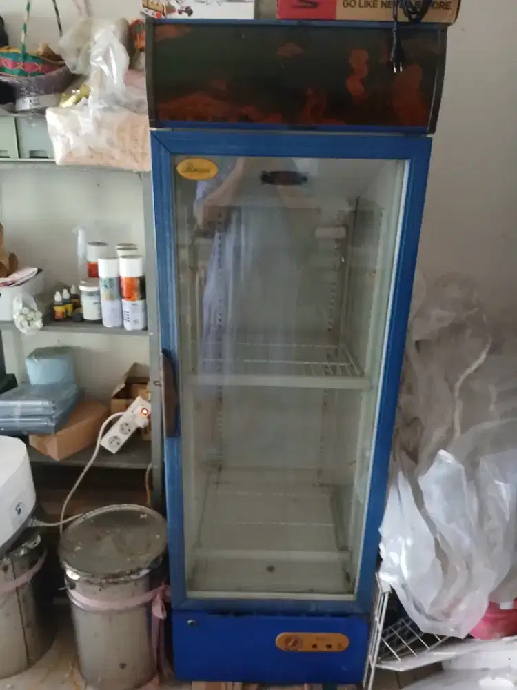 Show case bekas dingin