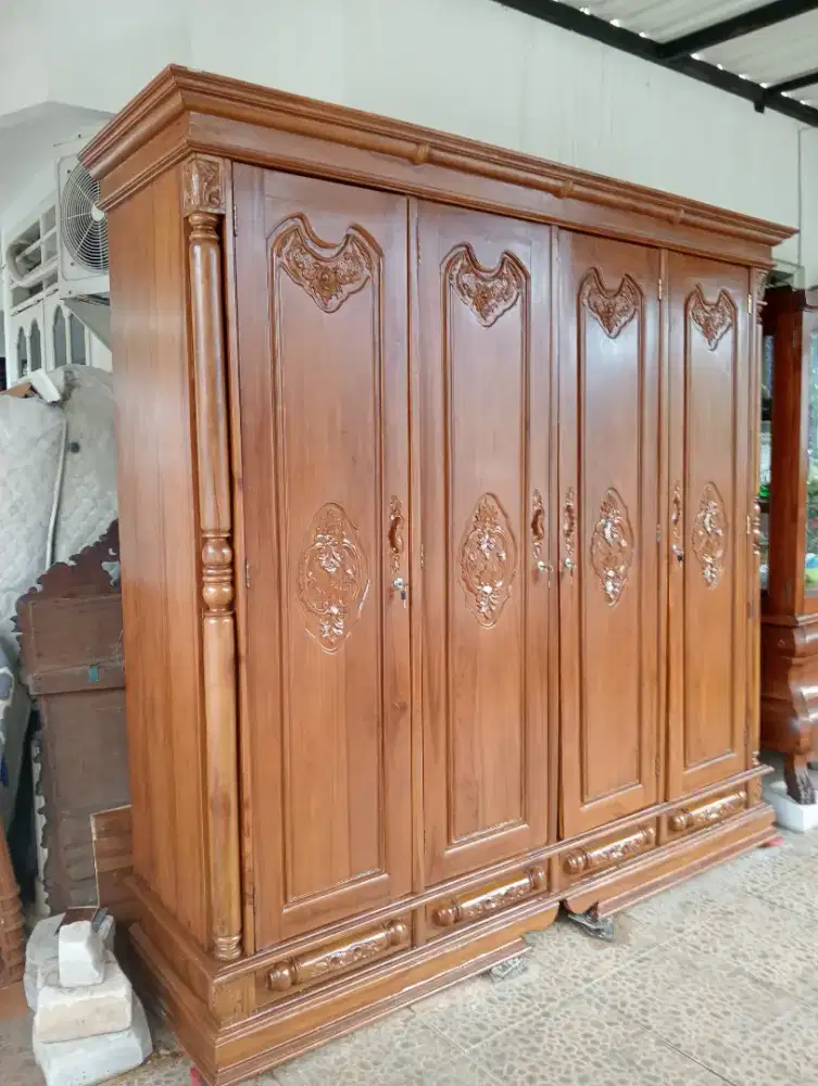 Lemari pakaian 4 pintu kayu jati lawas