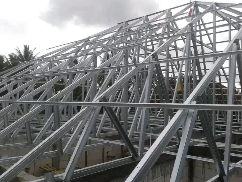 Pasang atap rangka baja ringan