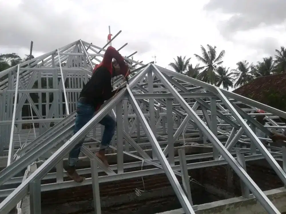 Pasang atap rangka baja ringan