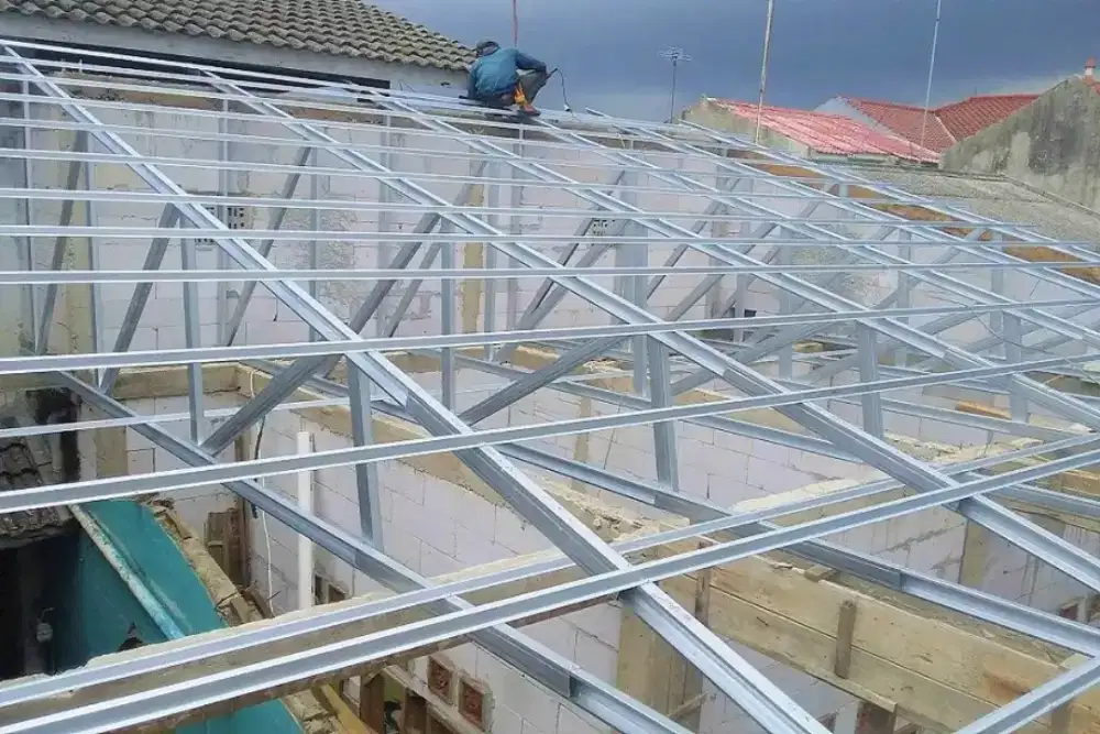 Pasang atap baja ringan