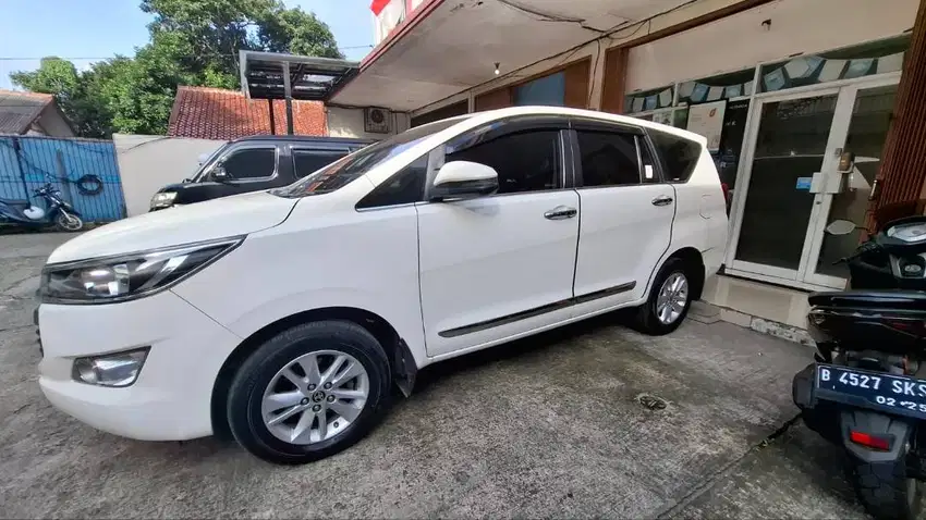 Dijual mobil inova diesel 2019 manual putih.