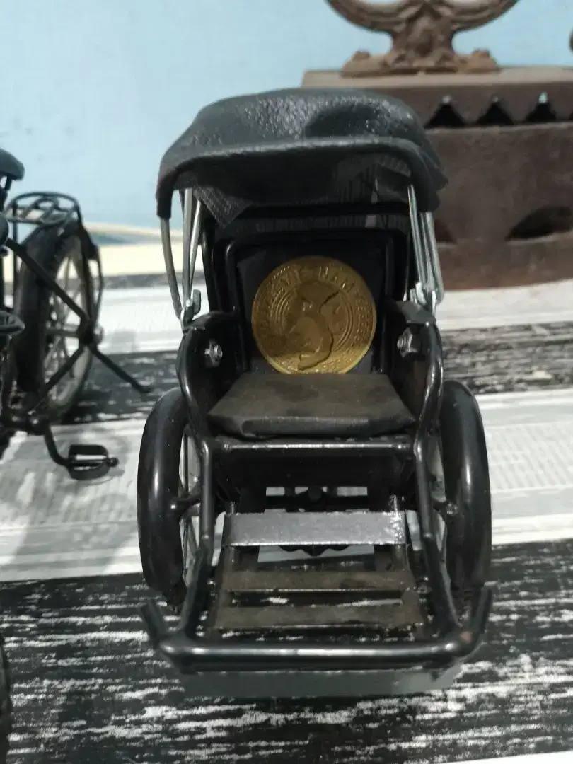 Pajangan Miniatur Becak Vietnam bisa digerakkan