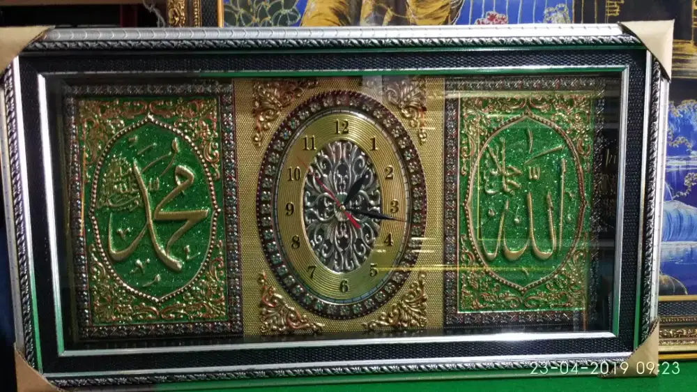 Kaligrafi Foil dan Jam Aktif