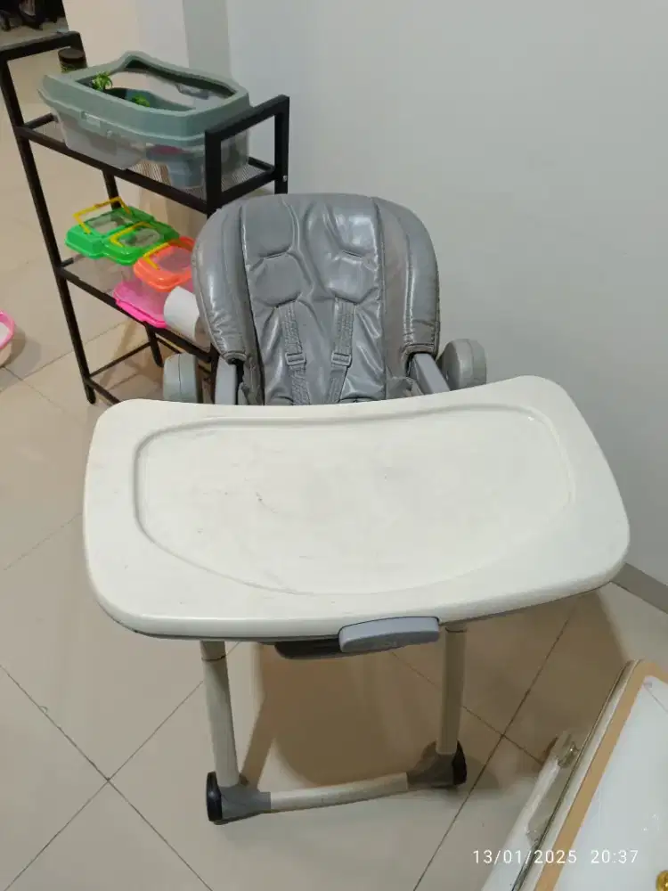 Meja makan bayi joie