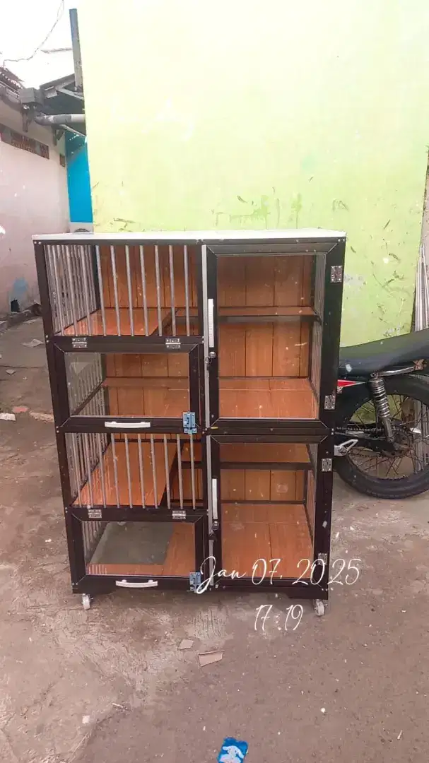 Kandang kucing coklat