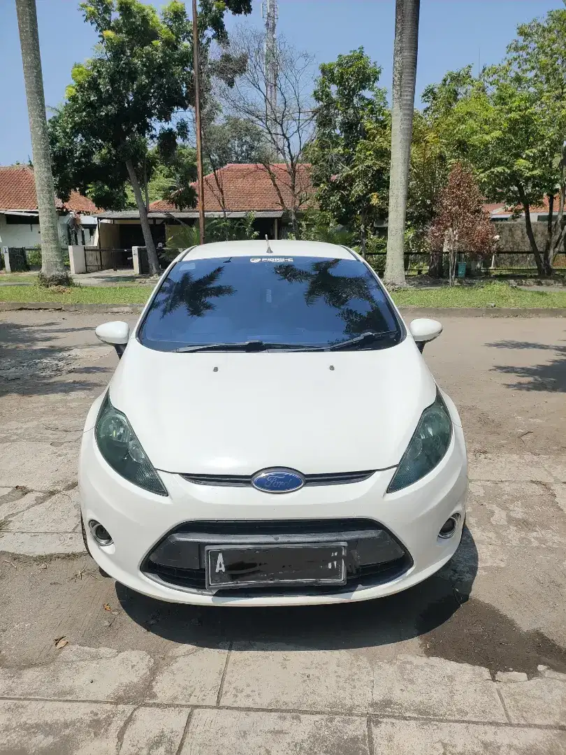 Ford Fiesta Trend 1.4 matic warna putih 2012 fun to drive