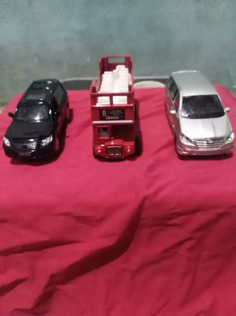 Miniatur mobil dan bus