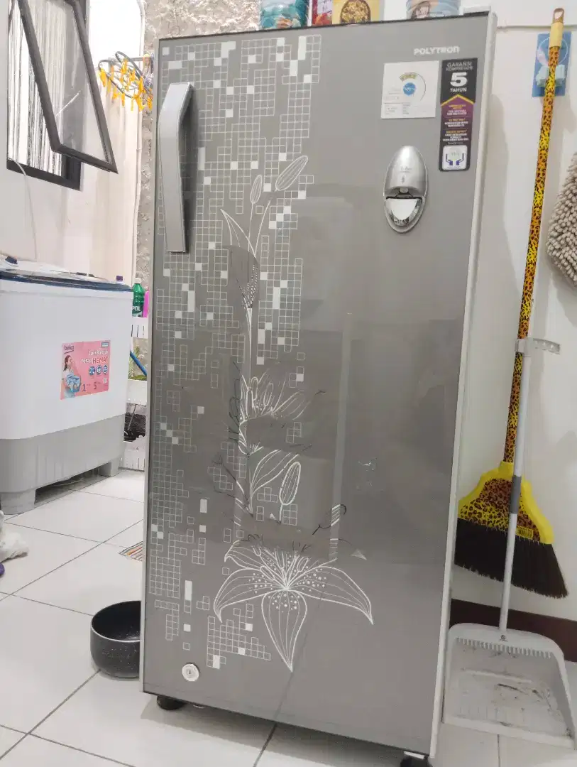 Kulkas 1 Pintu Merk Polytron Dengan Dispenser Depan